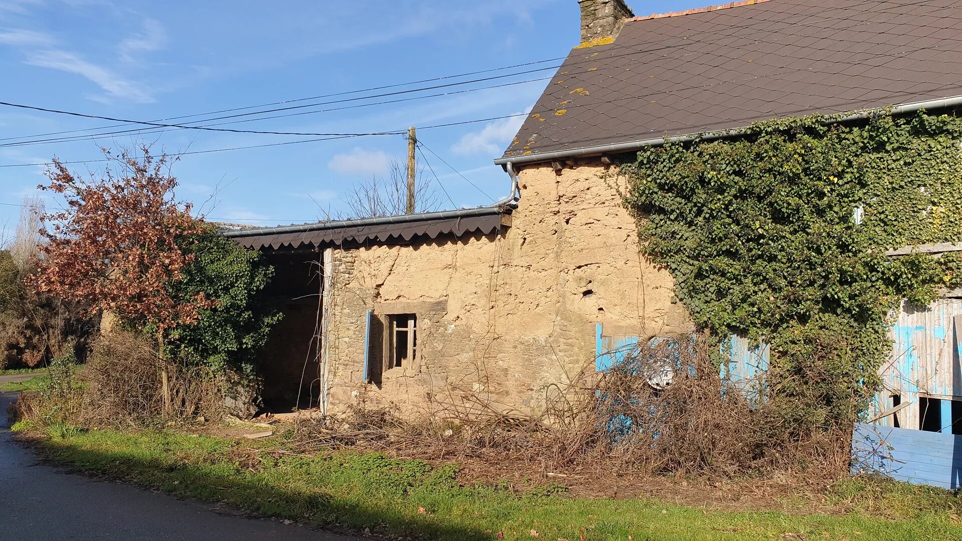 Outside view of the house before restoration large image